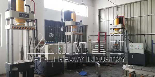 100噸三梁四柱液壓機客戶生產現(xiàn)場圖