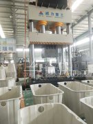 濟(jì)南客戶用2000噸伺服液壓機(jī)壓制2立方SMC化糞池