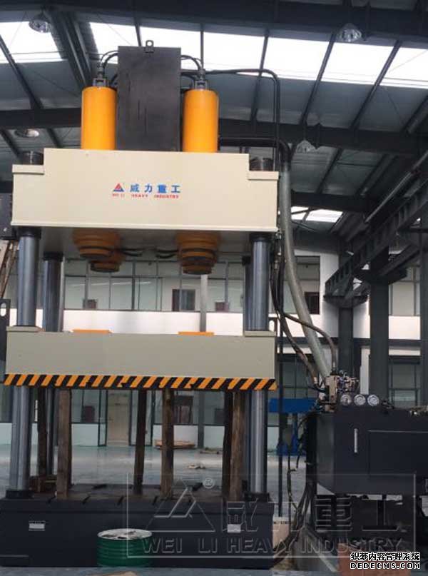 免燒磚復(fù)合托板壓制成型需要多少噸液壓機(jī)？